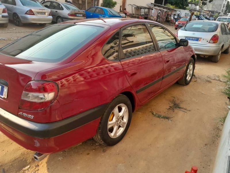 Toyota advensis 2001 2