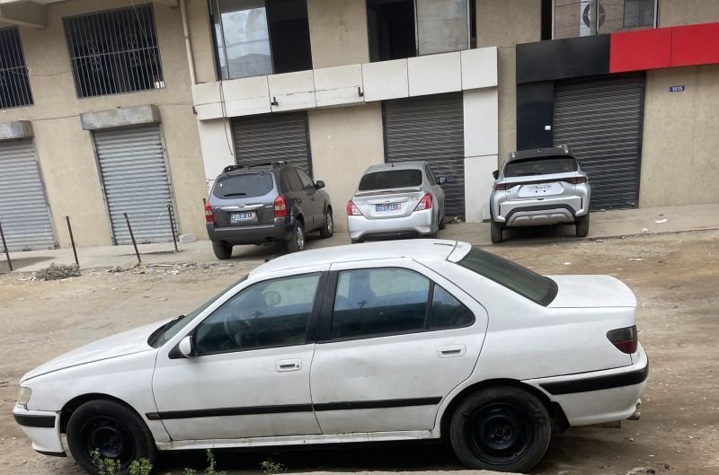 Peugeot 406 blanche - extérieur