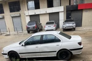 Peugeot 406 blanche